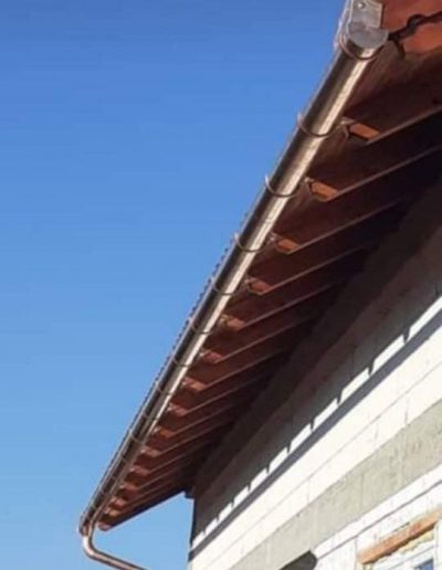 Cégünk vállal tetőfedést, bádogozást és különféle ácsmunkákat a legegyedibb igényeket és elvárásokat is kielégítve. Tetőfedő, ács és bádogos csapatunk többéves tapasztalattal, precíz és pontos munkavégzéssel várja a megrendeléseket. Arra törekszünk, hogy ügyfeleinket maximálisan partnerként kezeljük, elképzeléseiket megvalósítsuk, kiegészítsük és kisebb vagy nagyobb álmaikat közösen létrehozzuk. Mindig arra törekszünk, hogy ne csak jól funkcionáló, de szép, igényes és tartós szerkezeteket, építményeket adhassunk át, melyek akár évtizedekig megőrzik magas minőségüket. Hívjon minket bizalommal!