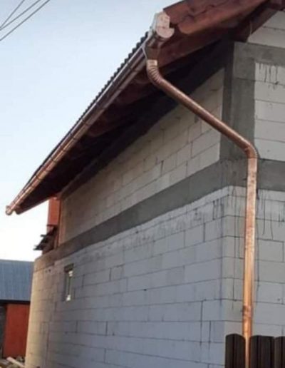 Cégünk vállal tetőfedést, bádogozást és különféle ácsmunkákat a legegyedibb igényeket és elvárásokat is kielégítve. Tetőfedő, ács és bádogos csapatunk többéves tapasztalattal, precíz és pontos munkavégzéssel várja a megrendeléseket. Arra törekszünk, hogy ügyfeleinket maximálisan partnerként kezeljük, elképzeléseiket megvalósítsuk, kiegészítsük és kisebb vagy nagyobb álmaikat közösen létrehozzuk. Mindig arra törekszünk, hogy ne csak jól funkcionáló, de szép, igényes és tartós szerkezeteket, építményeket adhassunk át, melyek akár évtizedekig megőrzik magas minőségüket. Hívjon minket bizalommal!