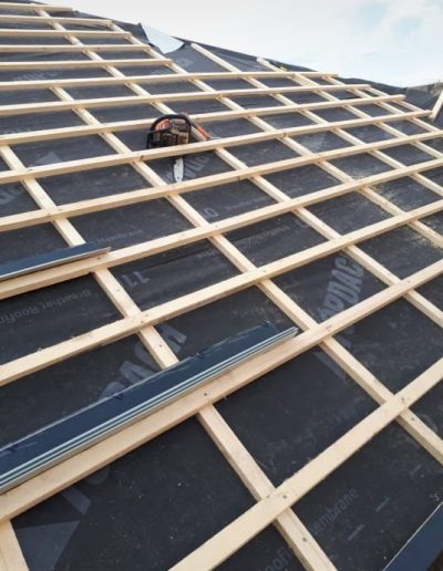 Cégünk vállal tetőfedést, bádogozást és különféle ácsmunkákat a legegyedibb igényeket és elvárásokat is kielégítve. Tetőfedő, ács és bádogos csapatunk többéves tapasztalattal, precíz és pontos munkavégzéssel várja a megrendeléseket. Arra törekszünk, hogy ügyfeleinket maximálisan partnerként kezeljük, elképzeléseiket megvalósítsuk, kiegészítsük és kisebb vagy nagyobb álmaikat közösen létrehozzuk. Mindig arra törekszünk, hogy ne csak jól funkcionáló, de szép, igényes és tartós szerkezeteket, építményeket adhassunk át, melyek akár évtizedekig megőrzik magas minőségüket. Hívjon minket bizalommal!