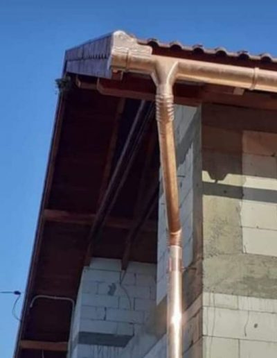 Cégünk vállal tetőfedést, bádogozást és különféle ácsmunkákat a legegyedibb igényeket és elvárásokat is kielégítve. Tetőfedő, ács és bádogos csapatunk többéves tapasztalattal, precíz és pontos munkavégzéssel várja a megrendeléseket. Arra törekszünk, hogy ügyfeleinket maximálisan partnerként kezeljük, elképzeléseiket megvalósítsuk, kiegészítsük és kisebb vagy nagyobb álmaikat közösen létrehozzuk. Mindig arra törekszünk, hogy ne csak jól funkcionáló, de szép, igényes és tartós szerkezeteket, építményeket adhassunk át, melyek akár évtizedekig megőrzik magas minőségüket. Hívjon minket bizalommal!